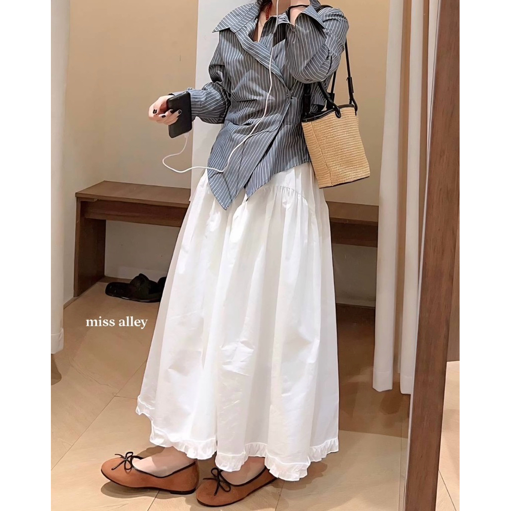 " 🖤 กระโปรงพริ้วๆ ผ้าสีคลีนๆ เอวยางยืด ผ้าไหมคอตตอน แมทช์กับเสื้อครอปสักตัวคือจบ สวยสู้แดดไปเลยค่ะ ☀️