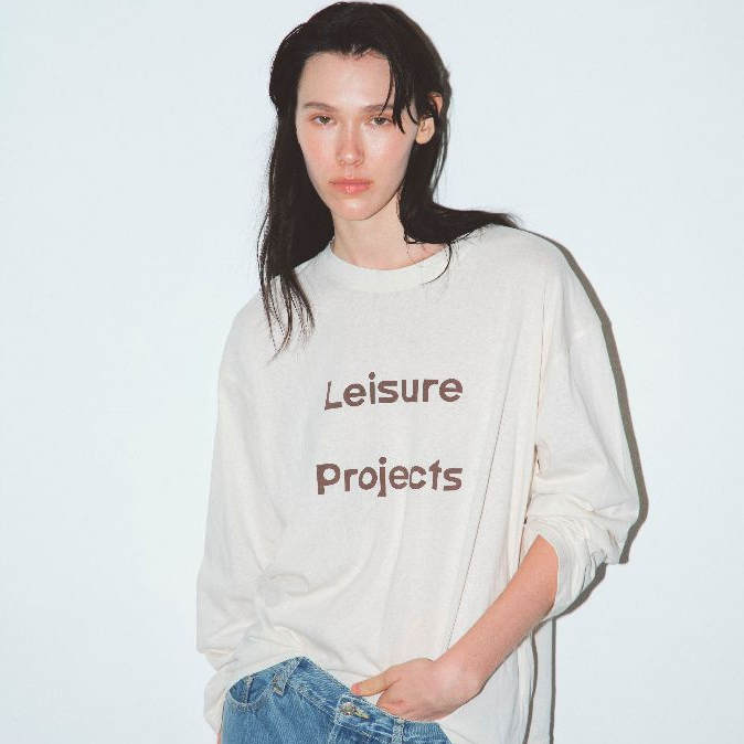 (Leisure Projects) LEISURE LOGO TEE เสื้อเเขนยาว ผ้าทอลายสลาฟ มี texture การทอน่าสนใจ พิมพ์โลโก้ Leisure Projects