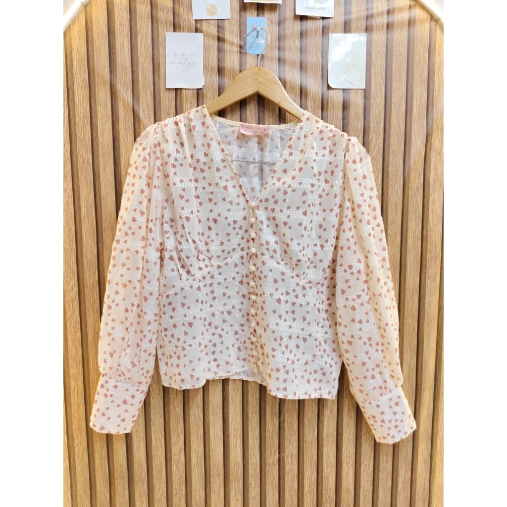เสื้อชีฟองป้าย  Kwang Design by Sangsee"สีน้ำตาลครีมๆลายหัวใจงานจริงน่ารักมากซื้อมา200++อก46"ยาว19"