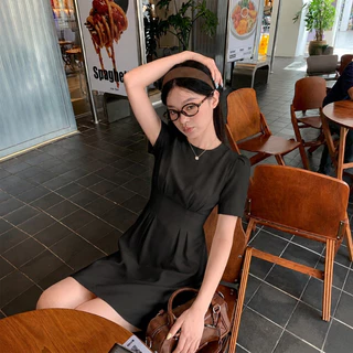 ชุดเดรสสั้น ทรงเอ คอกลม แขนสั้นตุ๊กตา พรางหุ่นดูผอม เดรสสีพื้นสไตล์ลูกคุณหนูเกาหลี เรียบหรูดูแพง ใส่เที่ยวคาเฟ่ ใส่ทำงาน