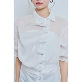 Panchitar Alliadin – เสื้อเชิ้ตผ้าบาง แถมเกาะอกลูกไม้ โดดเด่นด้วยดีเทลการจับย่นด้านหน้าเพิ่มมิติที่ดูไม่เหมือนใคร