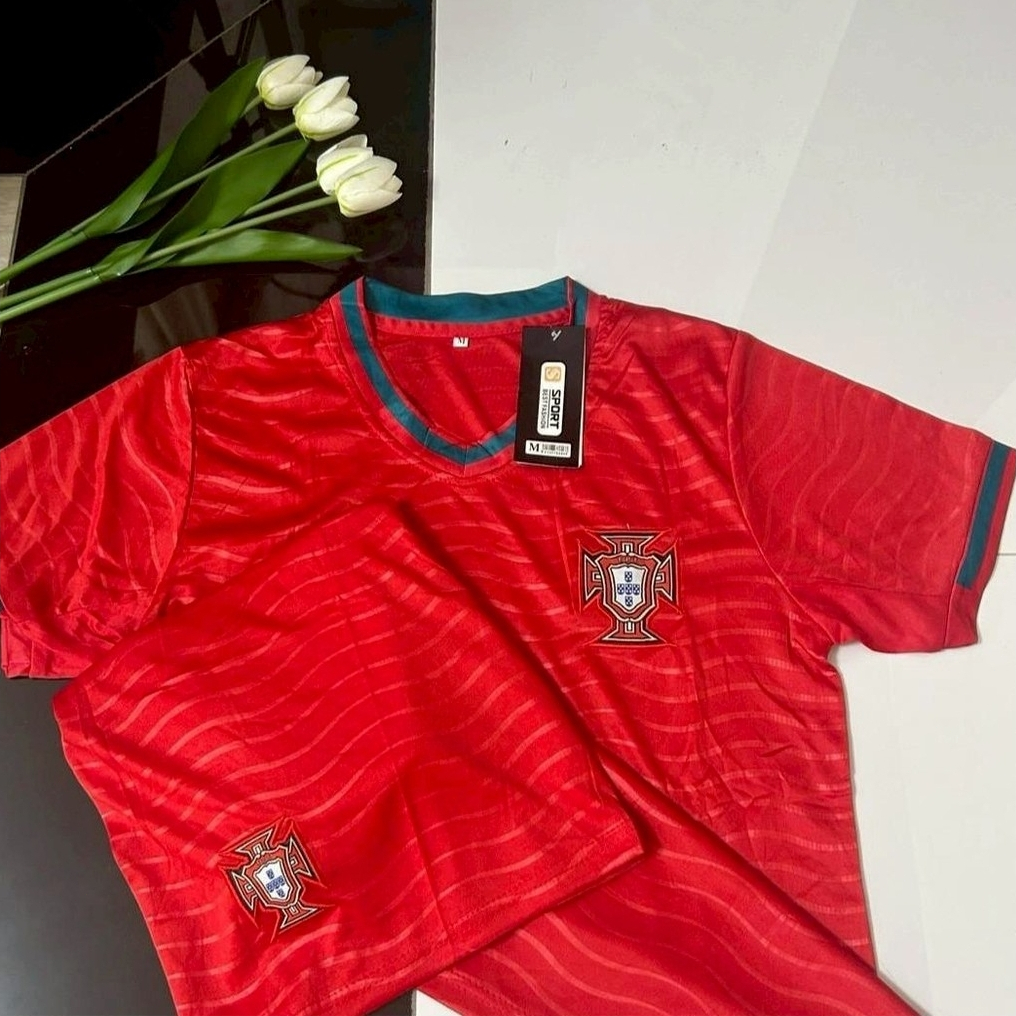 {NEW} เสื้อฟุตบอลทีมชาติโปรตุเกสสำหรับการแข่งขันฟุตบอลโลก 2026 (รุ่นที่กำหนดอย่างเป็นทางการ) เซ็ต2ชิ้น เสื้อ+กางเกง แนะน