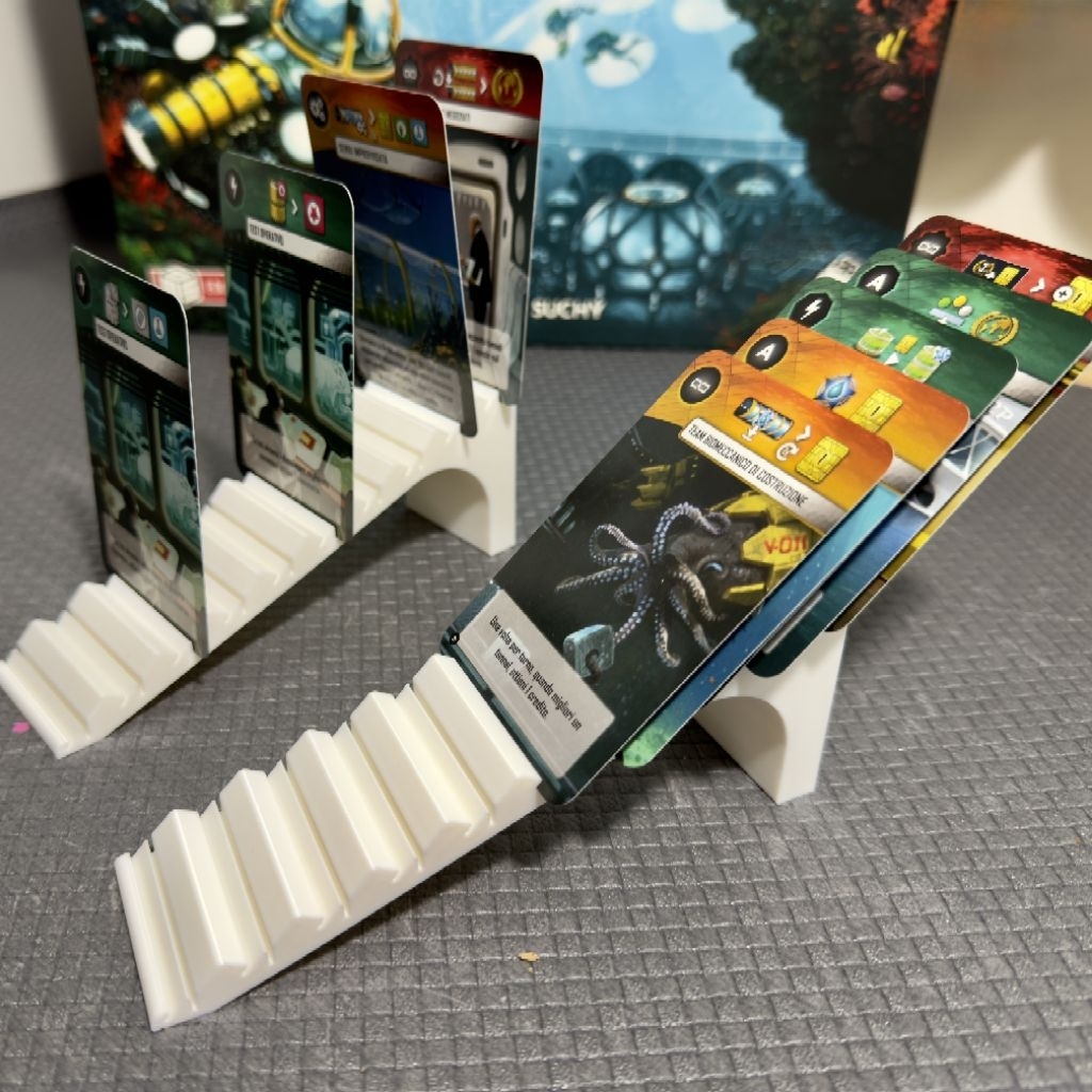 ​🛒 [3D Print] แท่นวางการ์ดบอร์ดเกมขั้นบันได Card Holder ใส่ซองได้ (ไม่รวมตัวเกม)