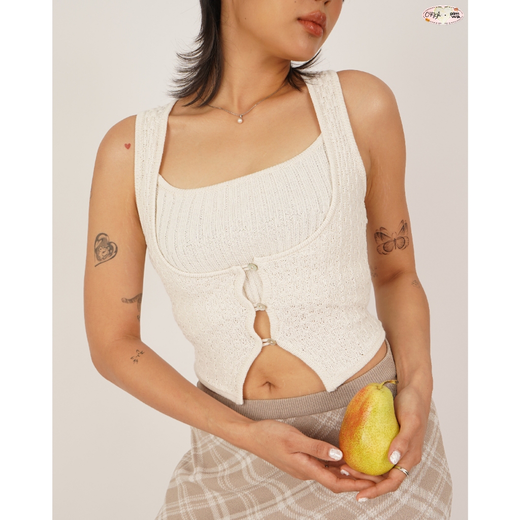 CUPPA - PEAR Vest Top (2 สี) Cuppa x Pimwa เสื้อกั๊กไหมพรมคอลึก ทรงคอร์เซต ผ่าหน้า ติดกระดุมช่วงกลาง