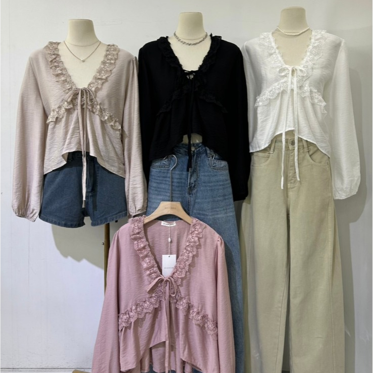 M2156 เสื้อคอวีครอปแขนยาวดีเทลลูกไม้สุดคิวท์ ลุคนี้คือดีย์ไม่ไหววว แต่งระบายลูกไม้ช่วงอก