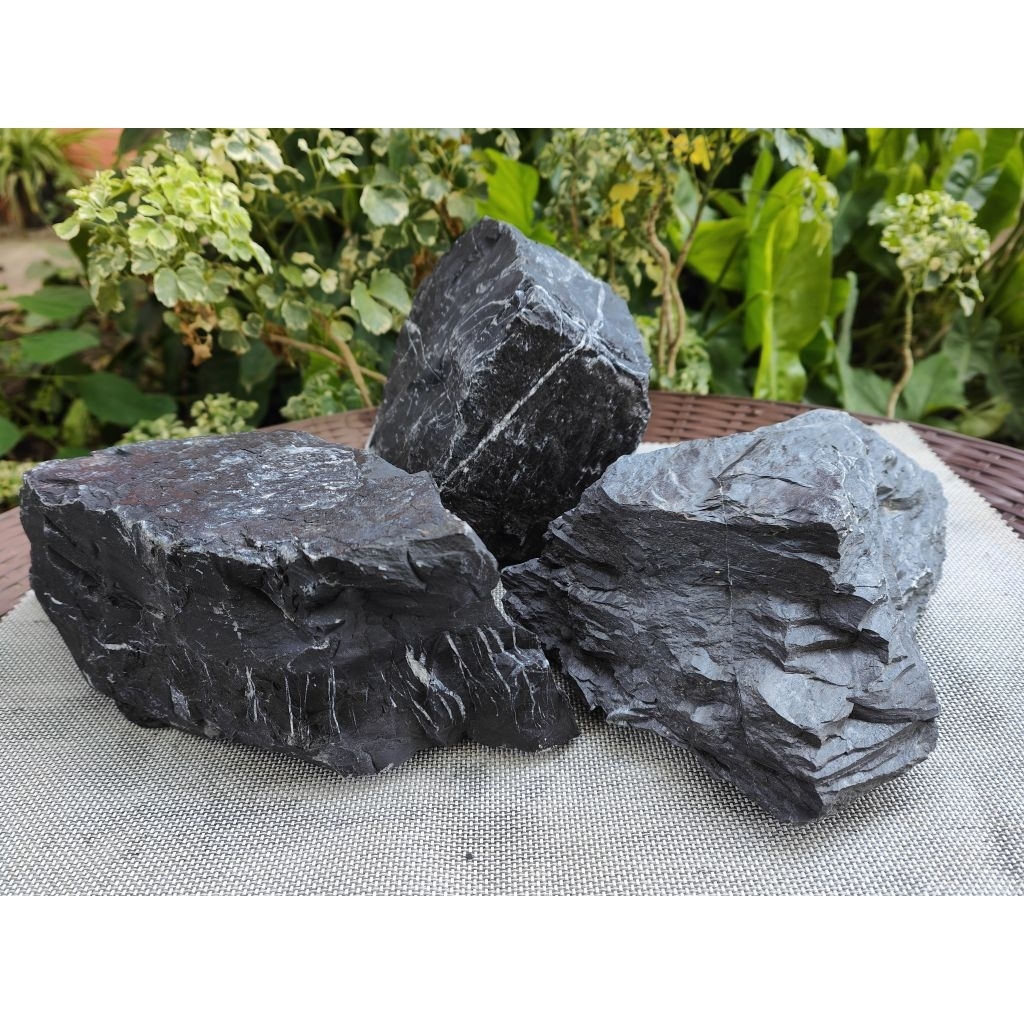 หินภูเขาดำ (Black  Stone)ก้อนใหญ่ 1ก้อน(น้ำหนักก้อนละ 2-3กิโล) สำหรับจัดสวนถาด หินจัดตู้ปลา หินจัดเลเอาท์ หินจัดสวน