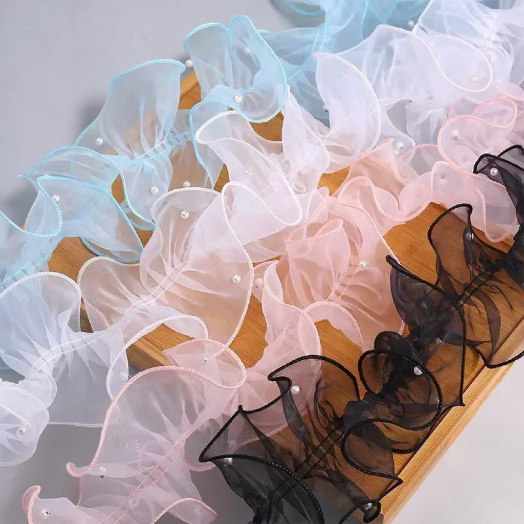 ผ้าระบาย ผ้าแก้วแต่งขอบประดับมุข ผ้าออร์แกนซ่า(Organza) แบ่งขาย 1 หลา จับจีบแบบอัดแน่น กว้าง 11CM
