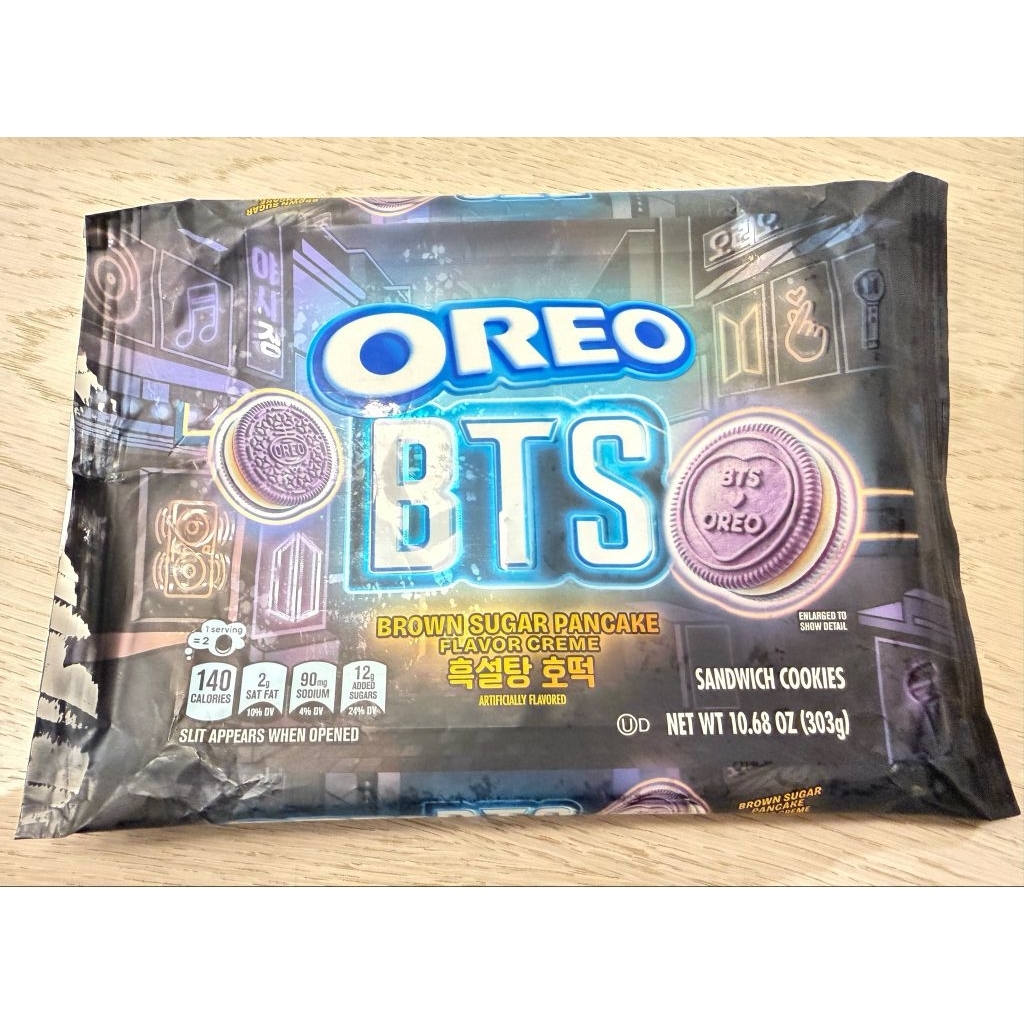 1ห่อ(มี9ซอง//1ซองมี3ชิ้น) Oreo BTS Purple Brown Sugar โอรีโอ คุกกี้แซนวิชสอดไส้ครีมกลิ่นแพนเค้กฮอตติ