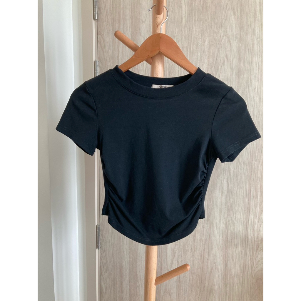 Riley Apparels size S เสื้อยืดทรงครอปย่นข้าง สีดำ