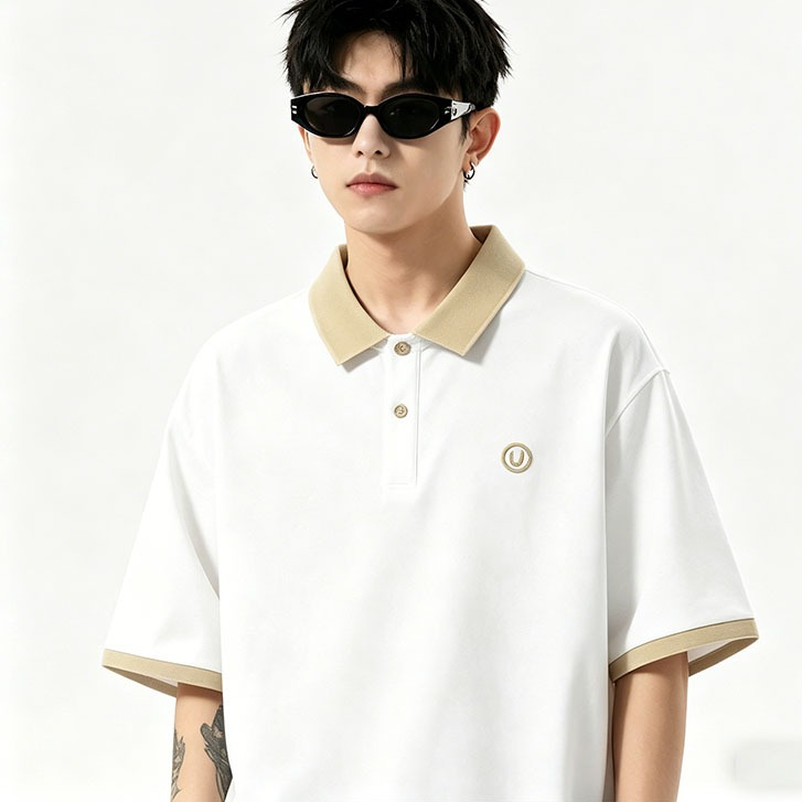 เสื้อโปโลพื้นฐานที่มีปกเรียบง่าย แขนสั้น และทรงเข้ารูป สามารถใส่ได้กับทุกชุด