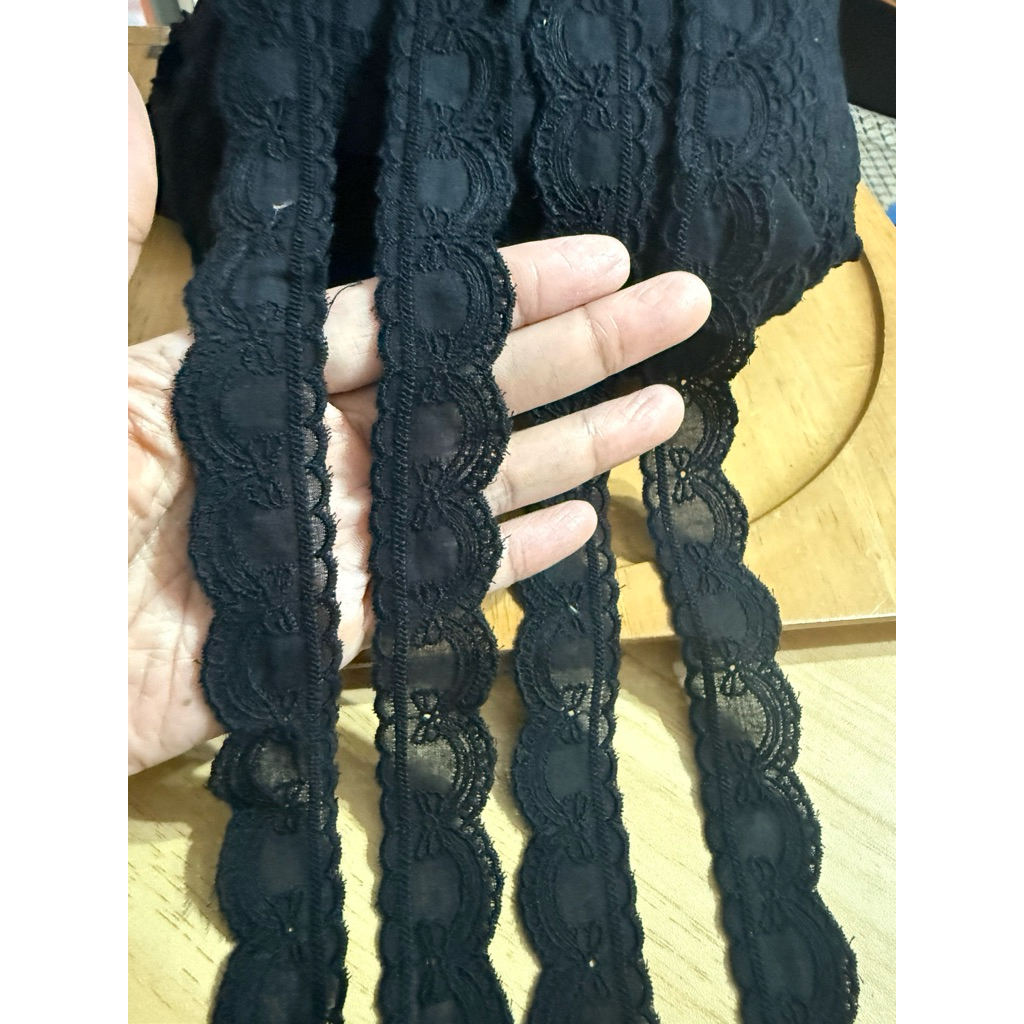 ลูกไม้เส่้นคอตตอลสีดำ กว้าง 3เซน ยาวมัดละ 16หลา  ราคา 150บาท