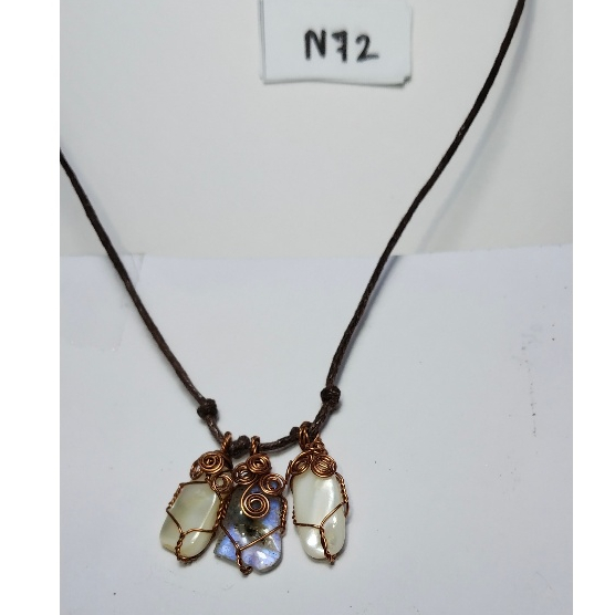 N72จี้พลอยลาบราโดไลต์/เปลือกหอยดัดลายลวดทองแดง