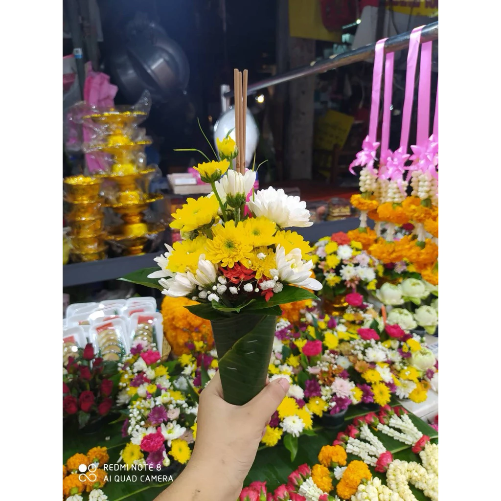 [สินค้าพร้อมจัดส่งด่วน] กรวยดอกไม้ (คละแบบ) พร้อมธูปเทียน