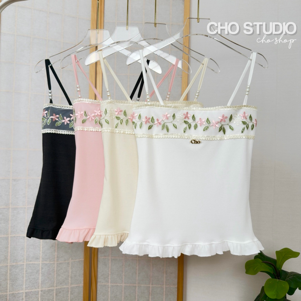 Lily Top🌷เสื้อสายเดี่ยวปักดอกไม้อก แต่งอะไหล่ทองCho สายมีดีเทลลูกปัดมุก ผ้ายืดนุ่ม