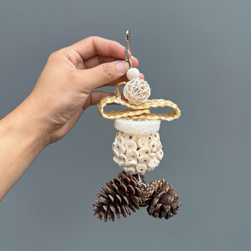 E-114 ของเล่นนกแก้ว แก้เบื่อ สำหรับนกแทะเล่น วัสดุธรรมชาติ ลูกสน 20cm