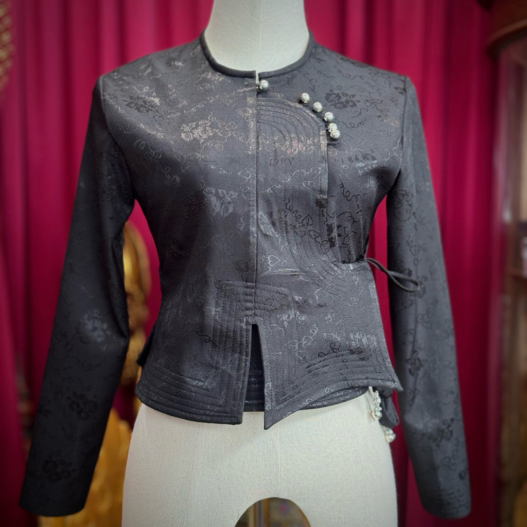 เสื้อไทลื้อแบบฉบับเจ้านางเชียงตุงประยุกต์ ผ้าลายดอก ดีไซน์สวยงาม โทนสีชมพู ดูหรูหราและมีสไตล์