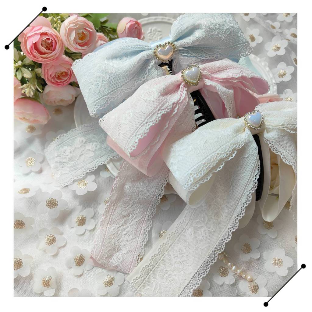 A Dream (4สี ) กิ๊บกล้วยริบบิ้นลูกไม้2ชั้น แต่งจี้หัวใจงานน่ารักหวานๆ มีไซร์M/L (พร้อมส่ง )