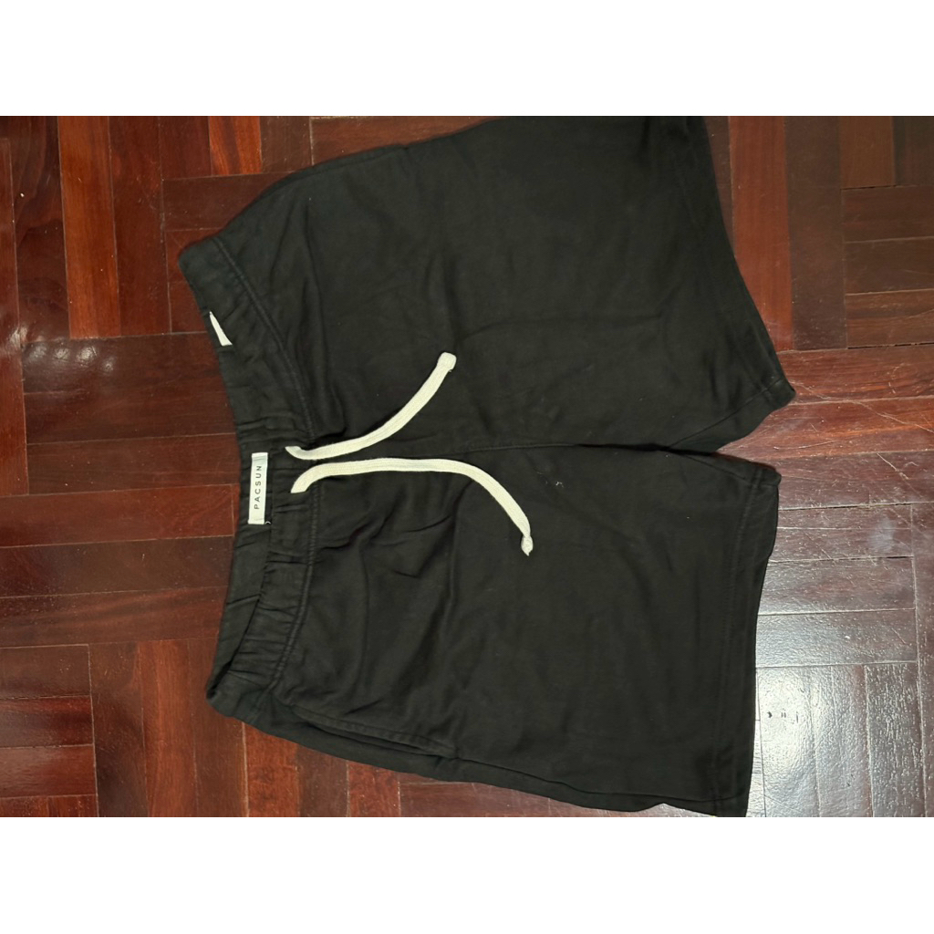 กางเกงขาสั้นสีดำ pacsun