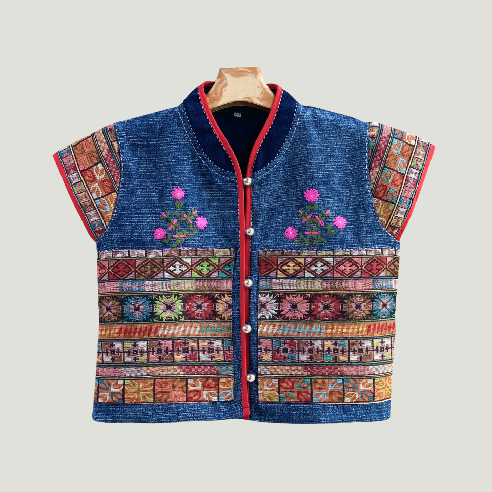 เสื้อคอจีนกุ้นแดงผ้าฝ้ายพื้นเมืองสโตน แต่งลายผ้าทอกระเหรี่ยง กระดุม5เม็ด ทรงสวยเข้ารูปสไตล์ เอวลอยน่ารัก มีขนาด36-44นิ้ว
