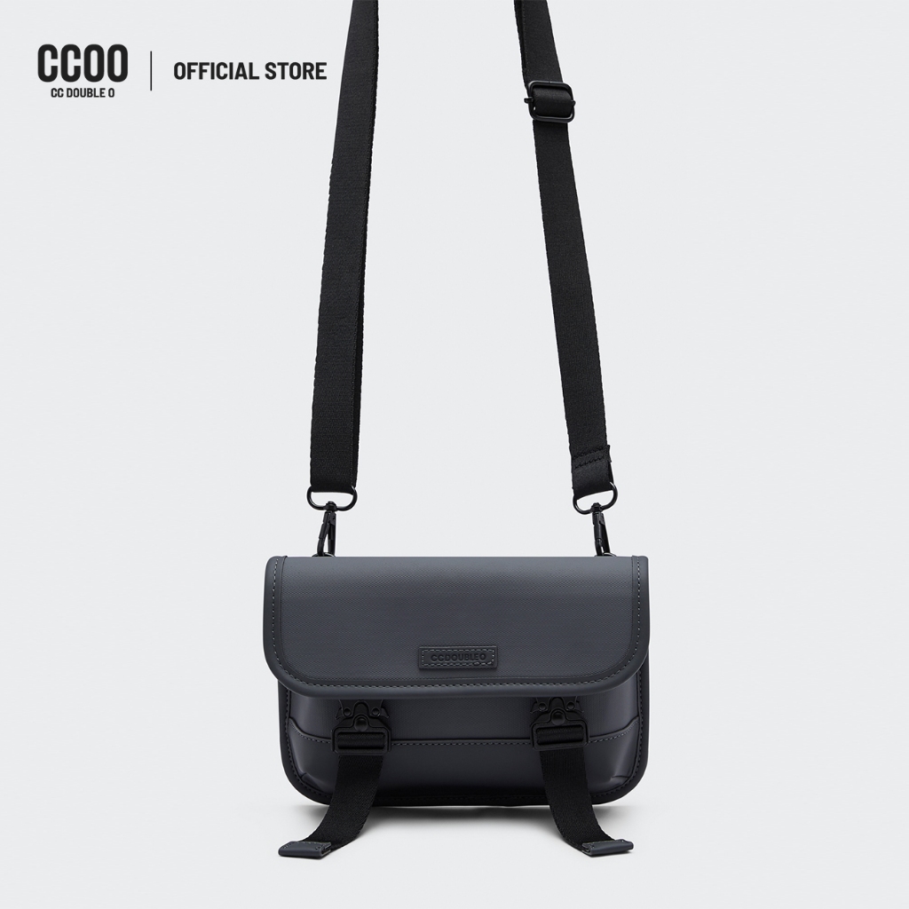 CC DOUBLE O FLAP BUCKLE CROSSBODY BAG ผู้ชาย กระเป๋าสะพายฝาปิดล็อกบัคเคิล รุ่น O26WBMA023 (AW26 #P1)
