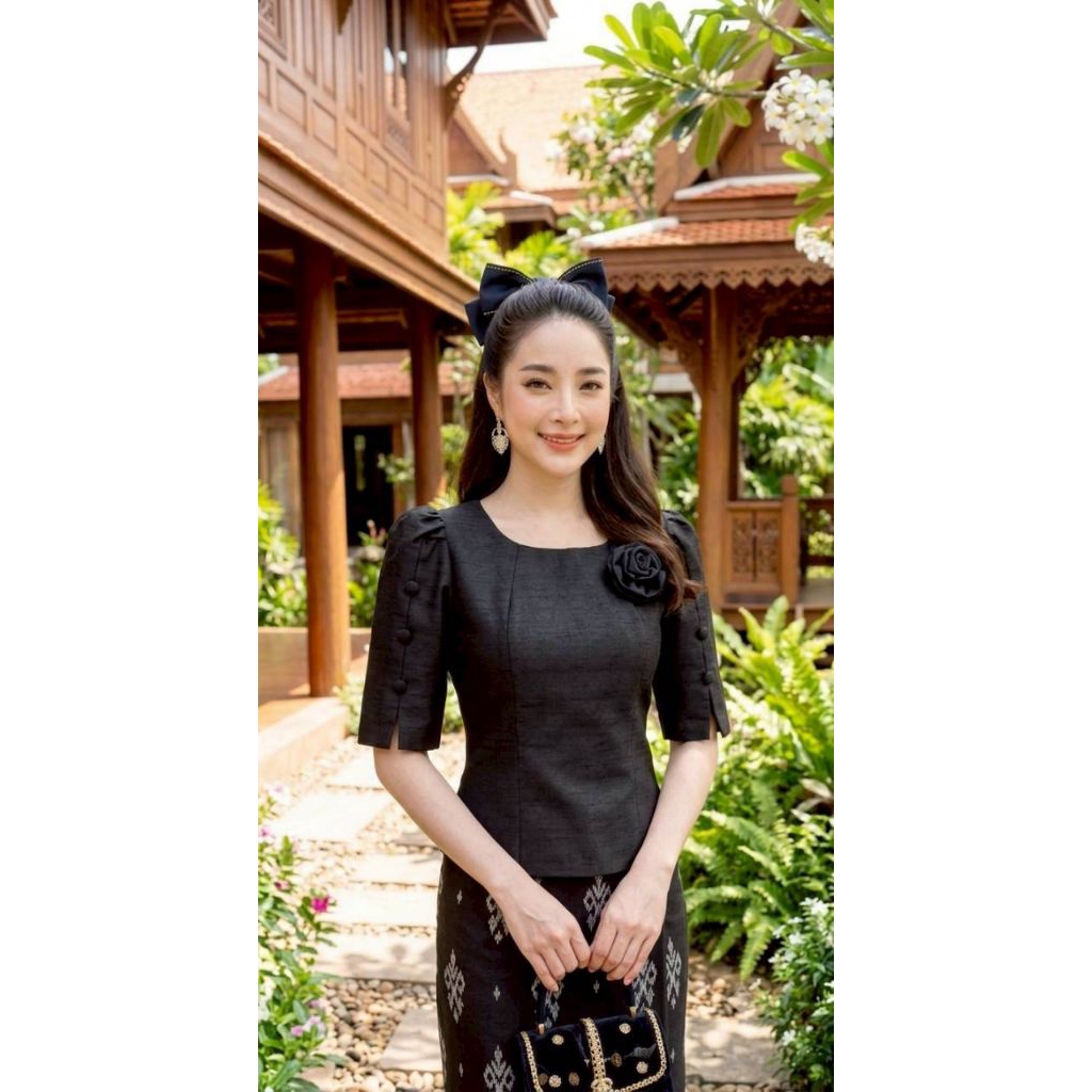 เสื้อไหมลาวอัดผ้ากาว รุ่นแขนผ่าข้าง แต่งกระดุม ดีไซน์เก๋ ใส่ออกงาน ใส่ทำบุญ สวยได้ทุกเทศกาล (เฉพาะเสื้อ)