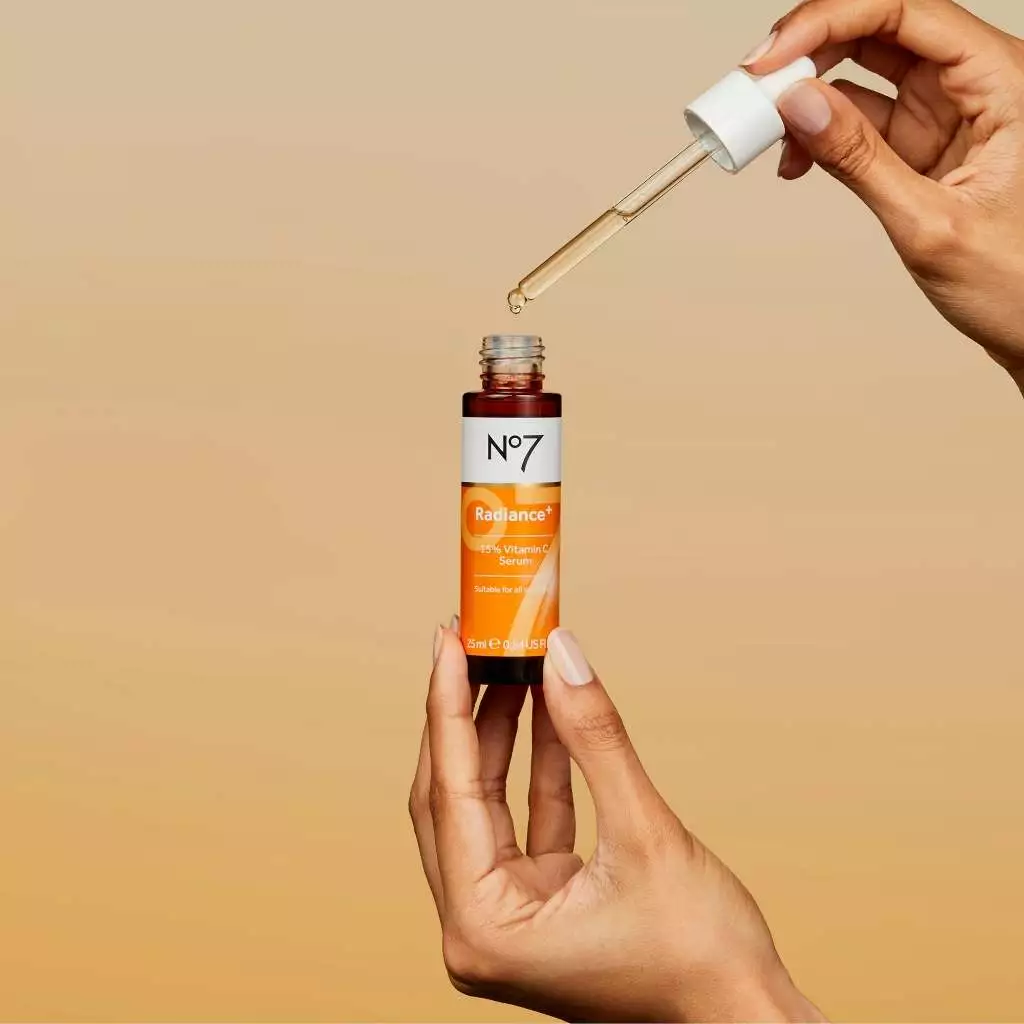 No7 Radiance+15% Vitamin C Serum 25 ML. นัมเบอร์เซเว่น เรเดียนซ์ พลัส 15% วิตามิน ซี เซรั่ม 25 มล. thumbnail 4