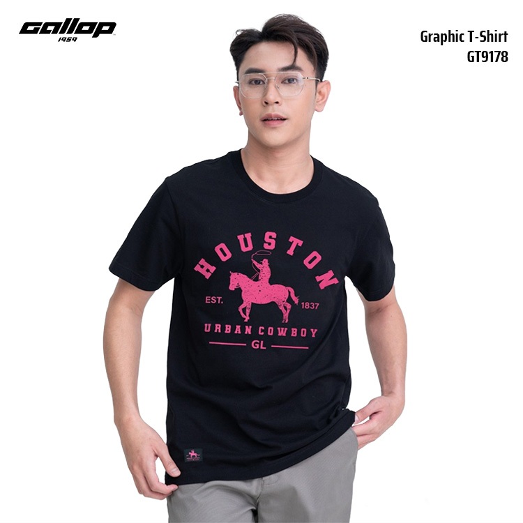 GALLOP Men’s Graphic T-Shirt เสื้อยืดคอกลมลายกราฟิก ทรง Regular Fit (GT9178)