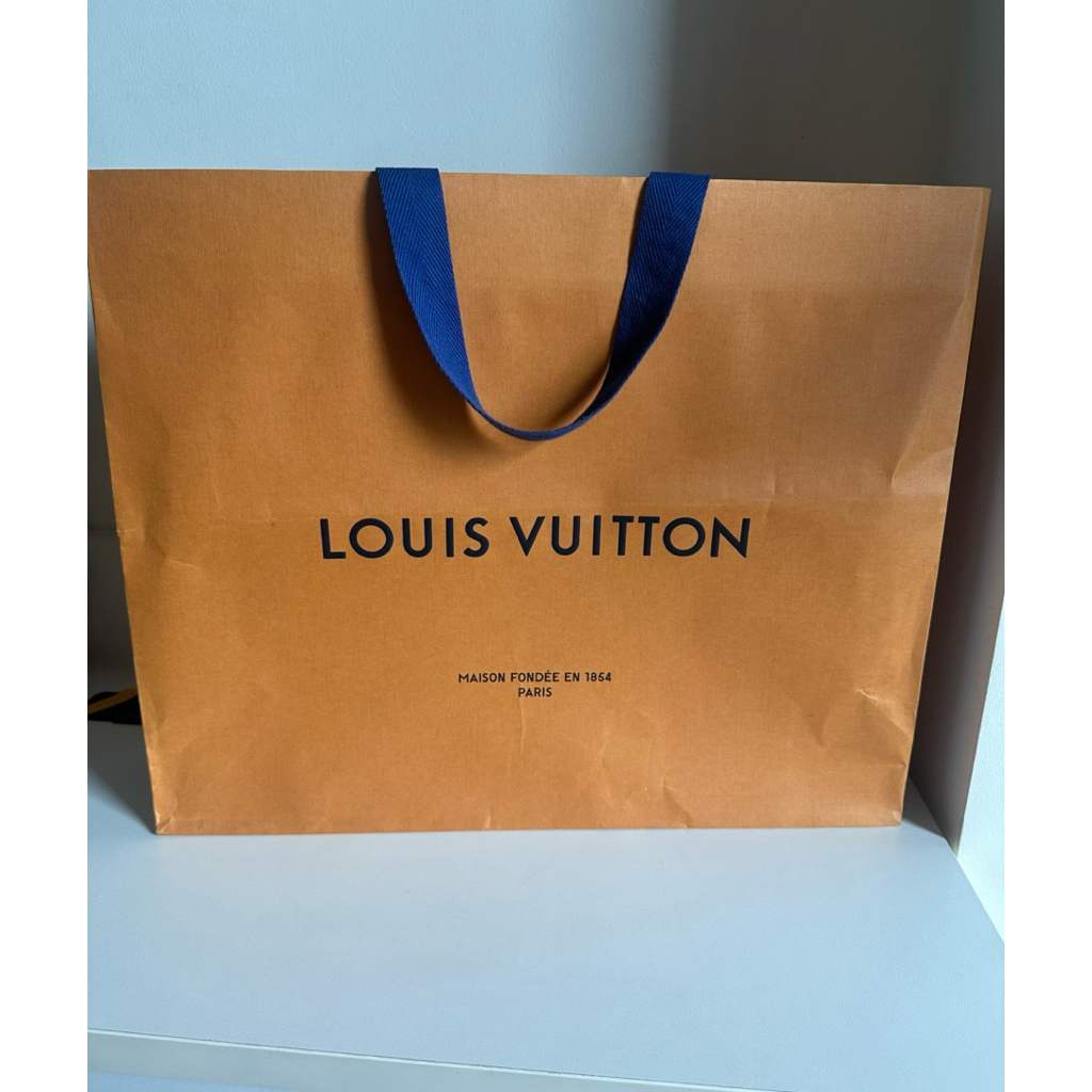 ถุงกระดาษ Lv ขนาด 18.5x15 นิ้ว used