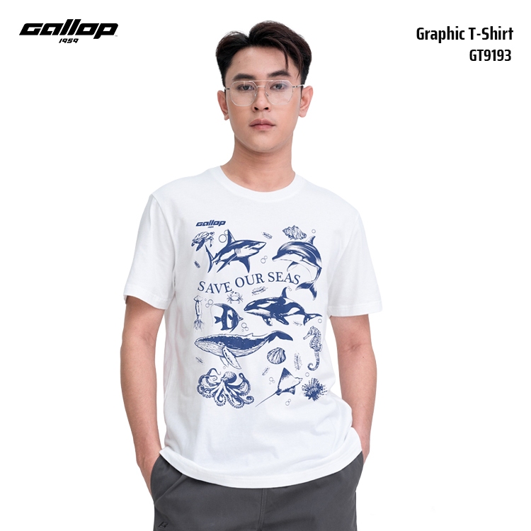 GALLOP Men’s Graphic T-Shirt เสื้อยืดคอกลมลายกราฟิก ทรง Regular Fit (GT9193)