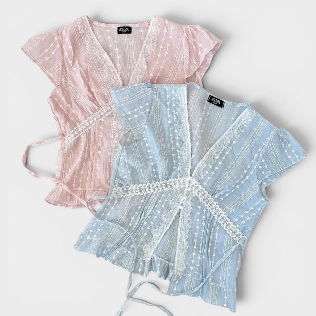 Atipashop- Evanie Lace Top  เสื้อคอวี ดีเทลแขนล้ำ ผ้าคอตตอนฝ้าย