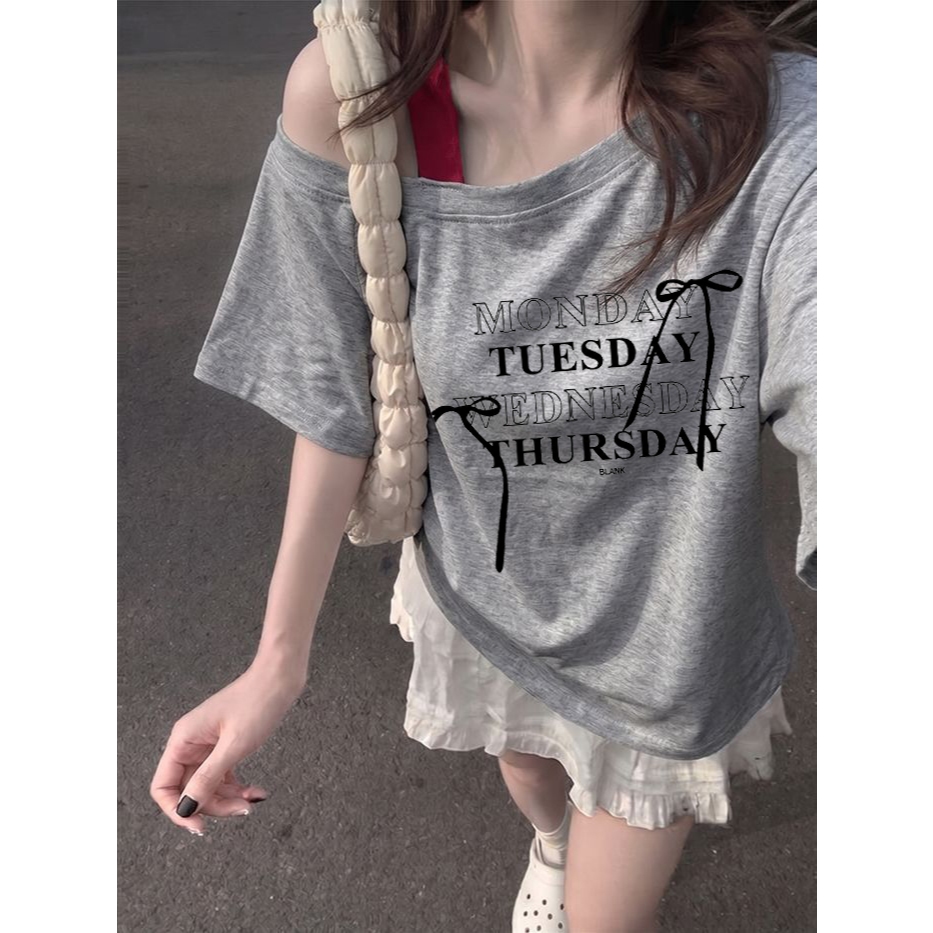 เสื้อไหล่ตกสีเทา ลายสกรีนชื่อวันในสัปดาห์ โบว์หวาน สไตล์เกาหลี โพลีเอสเตอร์โอเวอร์ไซส์ ใส่สบาย ดีไซน์เปิดไหล่ แฟชั่น