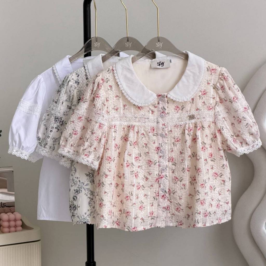 SISSY : ELODIE (XS-XXL) เสื้อคอบัวแขนตุ๊กตา กระดุมดอกไม้ แต่งขอบลูกไม้และแถบลูกไม้ช่วงอก