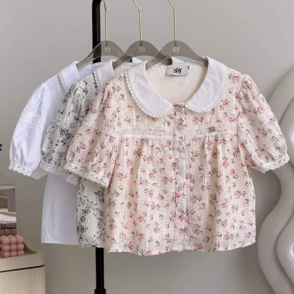 SISSY : ELODIE (XS-XXL) เสื้อคอบัวแขนตุ๊กตา กระดุมดอกไม้ แต่งขอบลูกไม้และแถบลูกไม้ช่วงอก