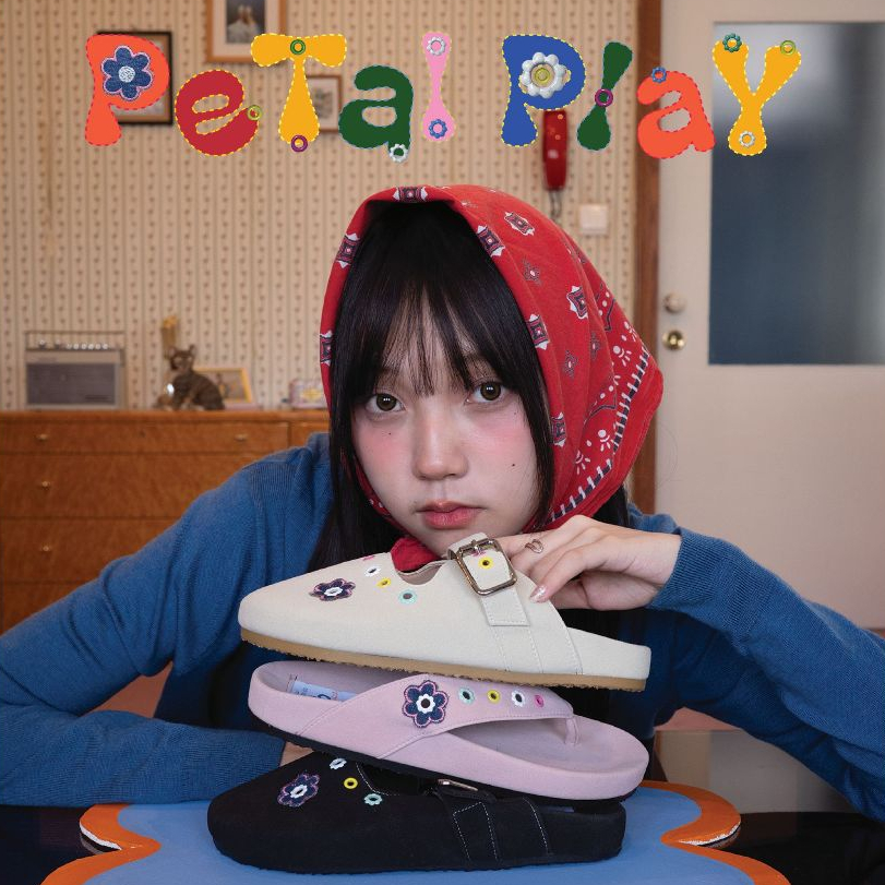 Preorder-รองเท้าแตะรุ่น Petal Play ตกแต่งหมุดดอกไม้