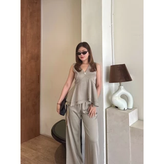 Aira Set :: ชุดเซ็ทขายาวสีพื้น เสื้อแขนกุดคอวีแต่งระบายล่าง งานน่ารัก กางเกงขายาว เรียบหรู BETTY (B071)