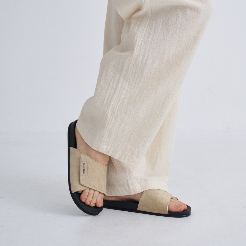 Plush Studios X Urban Trooper [Unisex] Soft Flat รองเท้าแตะชาย หญิง มินิมอล นุ่ม สบาย ใส่ได้ทุกวัน
