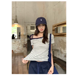 Kitty พร้อมส่ง🌸 ส่งไว กรุงเทพ เสื้อลายทาง เสื้อเปิดไหล่เฉียง สายผูกข้าง สไตล์เกาหลี ใส่คู่กางเกงยีนส์ กระโปรง