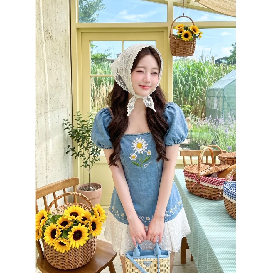 (มี3XL) English Daisy Dress เดรสยีนส์งานปักอกเดซี่ แขนสั้นตุ๊กตา ตัดต่อลูกไม้ปลายกระโปรง ซิปหลัง มีซับใน