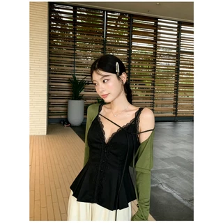 KUMI 🌸พร้อมส่ง💭 เสื้อสายลูกไม้ คอวี รัดเอวสวย 2 สี ขาว/ดำ ใส่ไปเดทได้ แฟชั่น สไตล์เกาหลี