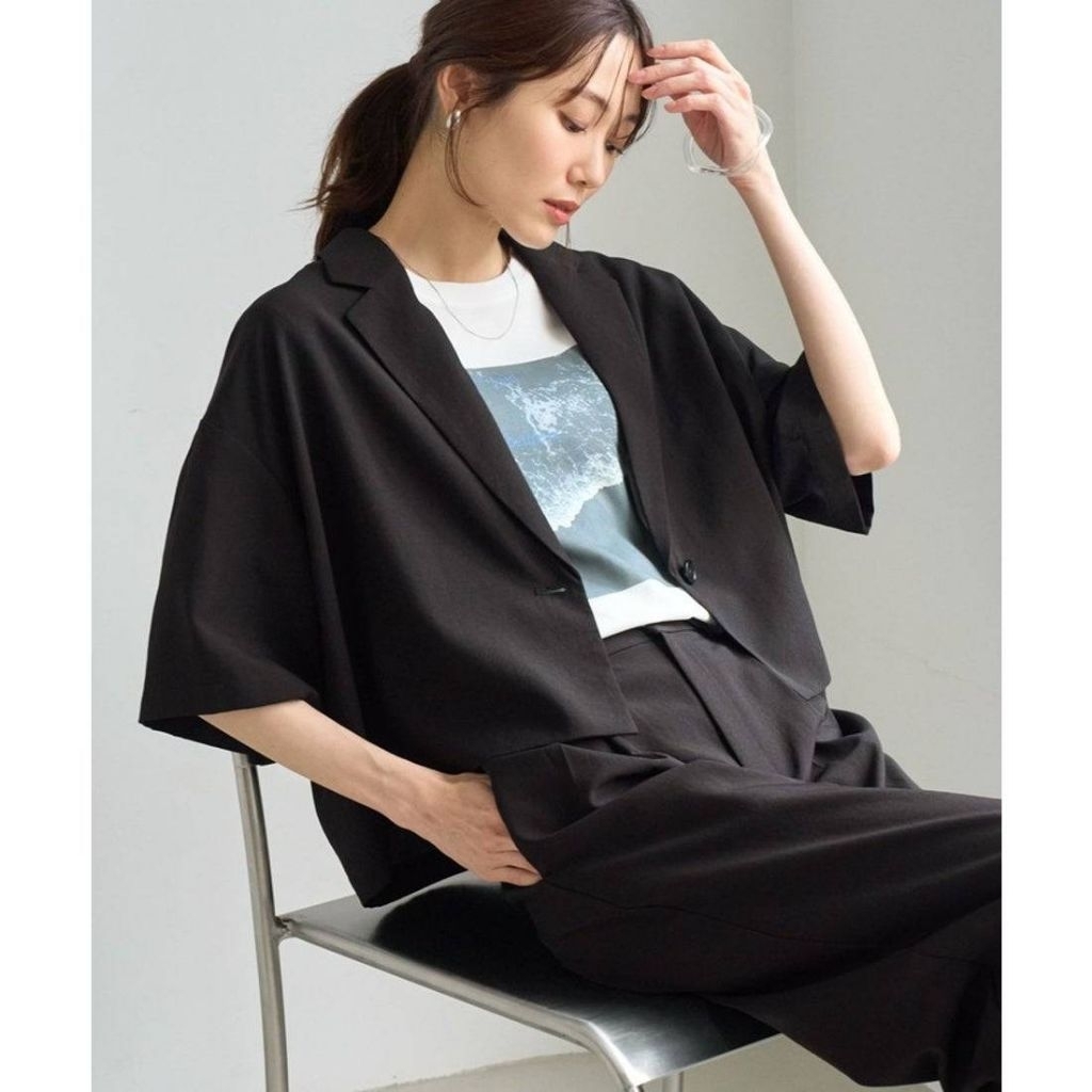 เบลเซอร์แขนสั้นทรงครอปสีน้ำตาลจาก Rope' Picnic ที่เน้นความโปร่งสบาย ให้ลุคที่เป็นทางการได้ ลำลองก็ดี สีดำ