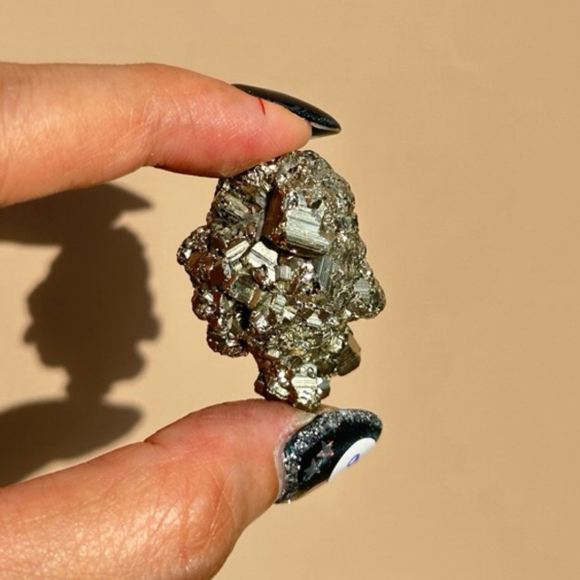 Pyrite หรือที่หลายคนรู้จักในชื่อ “ไพไรต์” หรือ “เพชรหน้าทั่ง