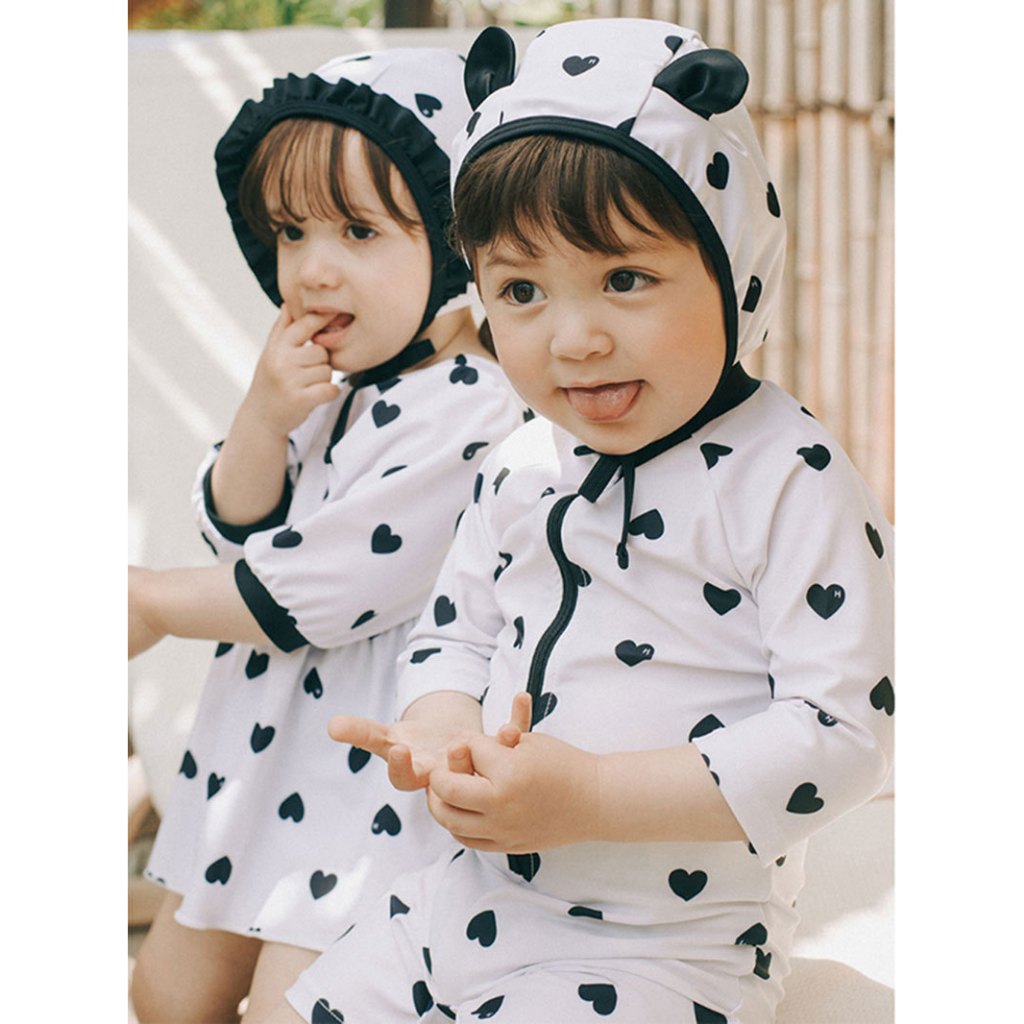 NT-199  🐼ชุดว่ายน้ำเด็กดีไซน์น่ารักเกินต้าน 💦 💖 ลายหัวใจขาวดำ มาพร้อมหมวกสุดคิ้ว ใส่ได้ทั้งเด็กผู้หญิง & เด็กผู้ชาย 👧👦