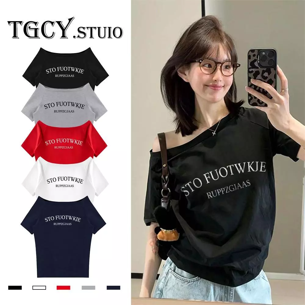 เสื้อไหล่ตกสีดำ ลายตัวอักษรเกาหลี โพลีเอสเตอร์โอเวอร์ไซส์ ใส่สบาย เปิดไหล่เซ็กซี่ แฟชั่น มินิมอล แมทช์ง่าย M-XXL