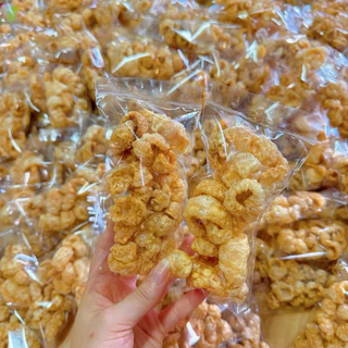 แคบหมูไร้มันแผงห้อย 12 ถุง น้ำหนักต่อถุง 15 กรัม(ขายยกแผง)