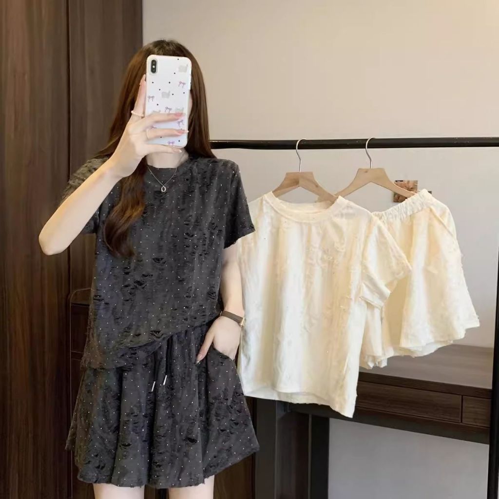 A sheep_shop ชุดเซ็ตผู้หญิง เสื้อยืดแขนสั้นแต่งขาดฟอกวินเทจ แต่งเพชร กระโปรงเอวยางยืด ลุคเกาหลี ใส่สบาย