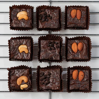 Tinymade บราวนี่พรีเมี่ยม ช็อกโกแลตแท้ เนยแท้ หน้ารวม สไตล์โฮมเมด