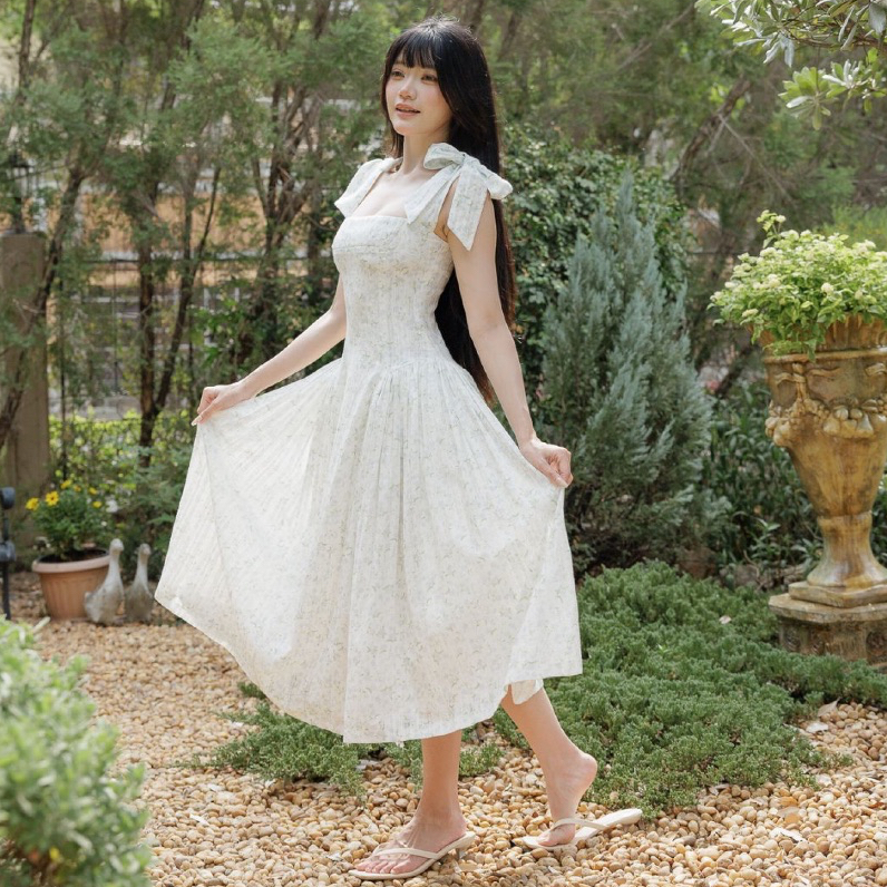 Bella Dress เดรสสายผูกโบว์ ลายดอกกุหลาบสีฟ้า โดย Athijit Closet
