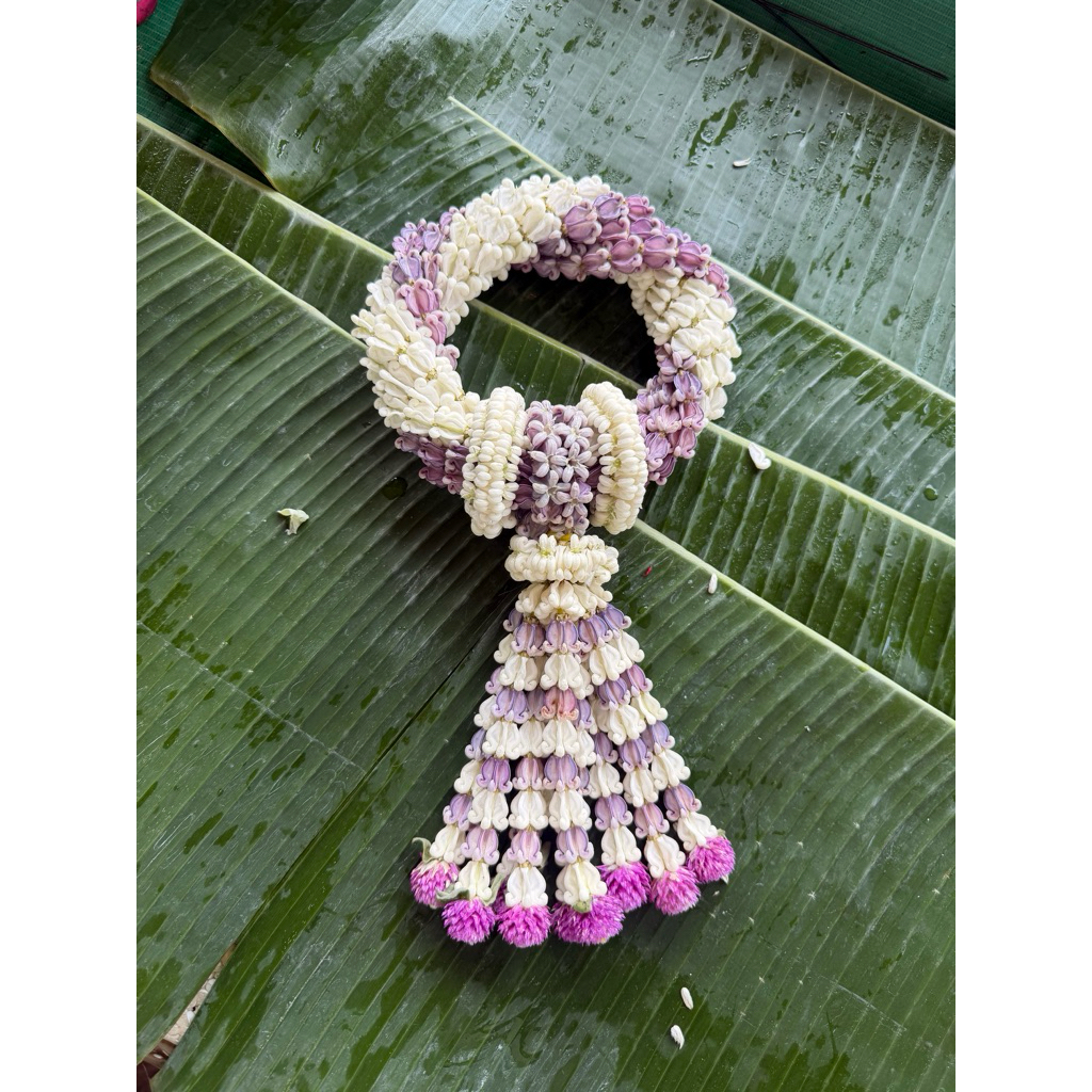 ข้อพระกรเกลียวดอกลักโทนสีม่วงสลับขาว[สินค้าพร้อมจัดส่งด่วน]