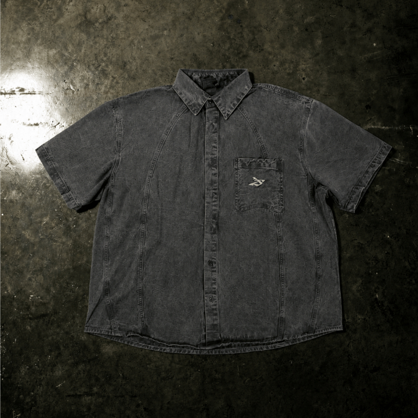 CBE GREY DENIM SHIRT 02 / เสื้อเชิ้ตคอปยีนส์แขนสั้นดำเฟด (เทา)