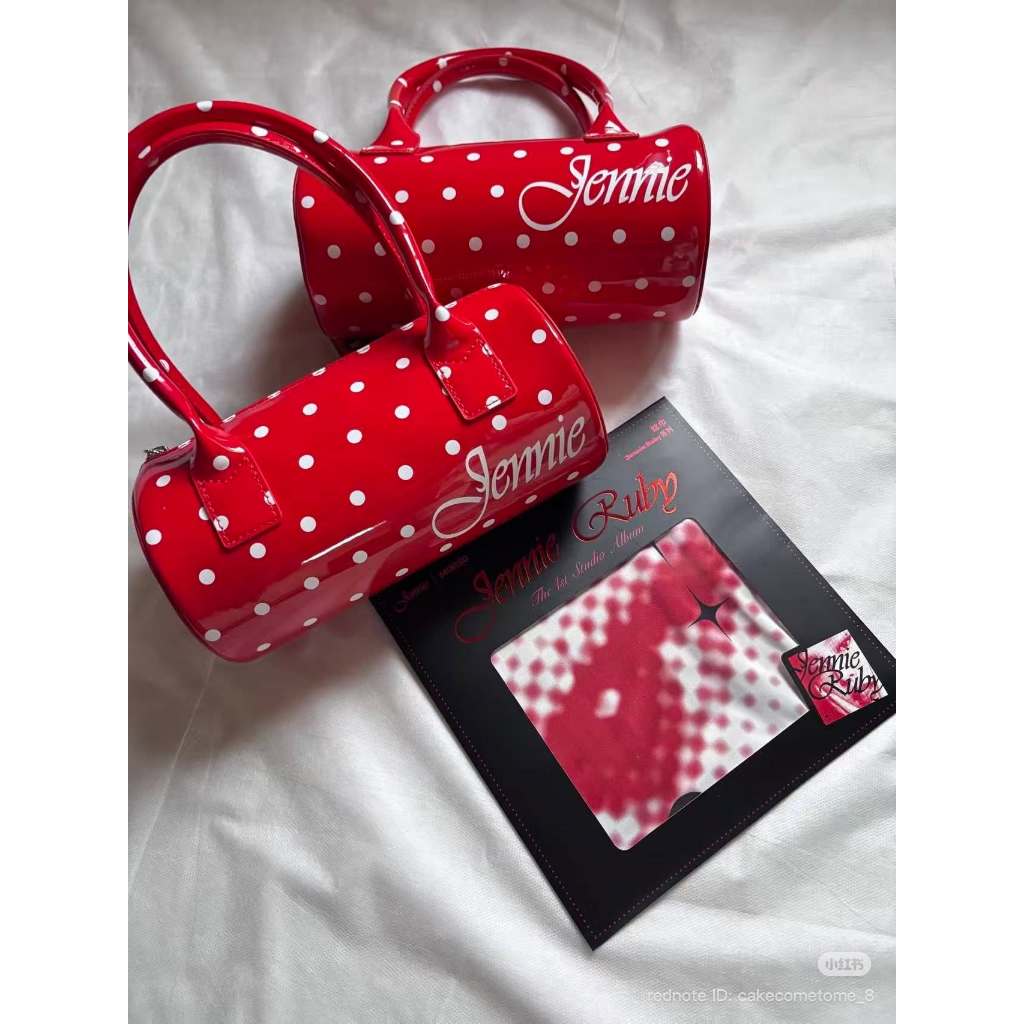 Jennie x Miniso กระเป๋ากระบอกสีแดงลายจุด ลิขสิทธิ์แท้ พร้อมส่งง!